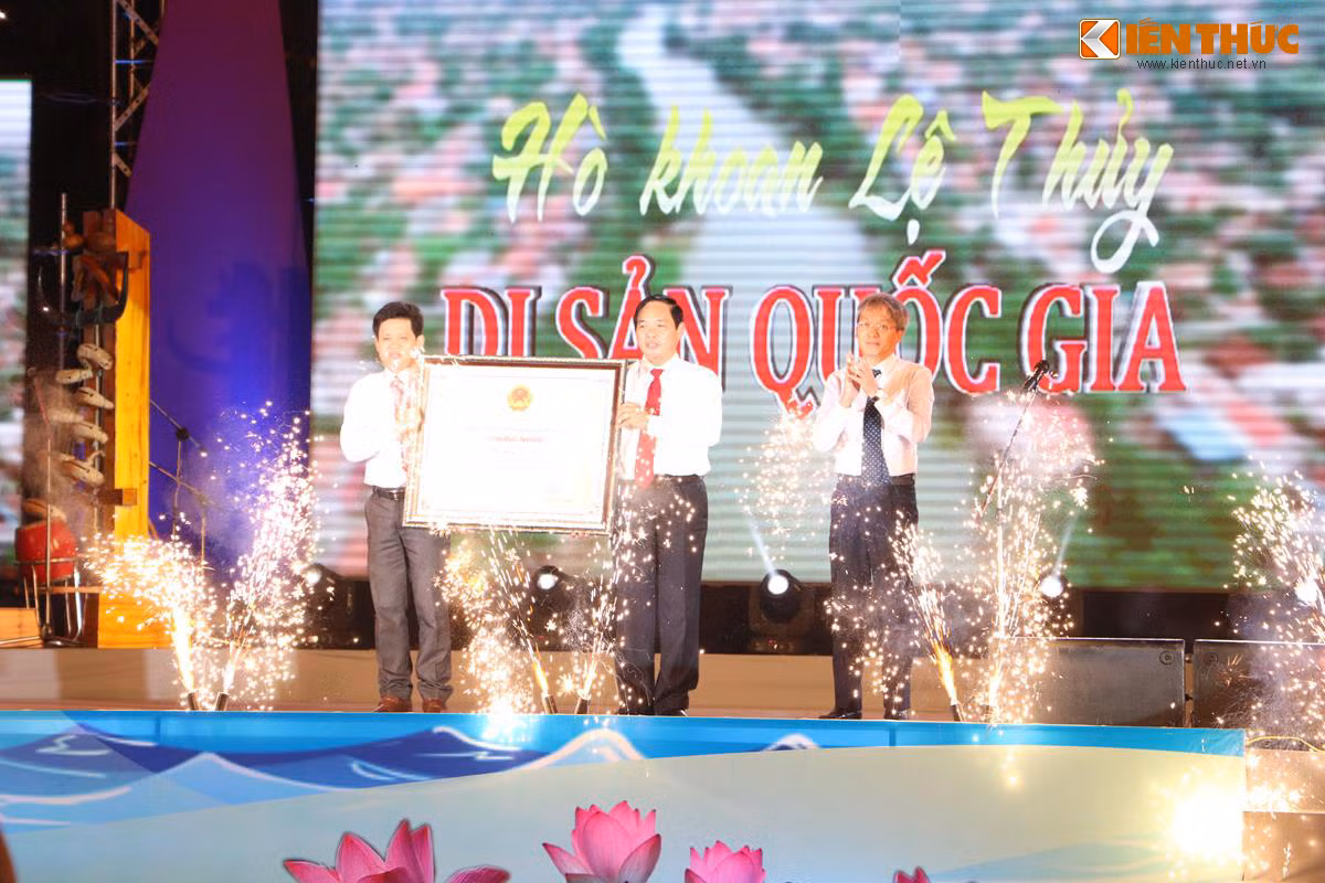 Đại diện Bộ Văn hóa Thể thao và Du lịch trao giấy chứng nhận Hò khoan Lệ Thủy là Di sản văn hóa phi vật thể cấp quốc gia cho đại diện UBND huyện Lệ Thủy, tỉnh Quảng Bình. Ảnh: Quốc Minh.