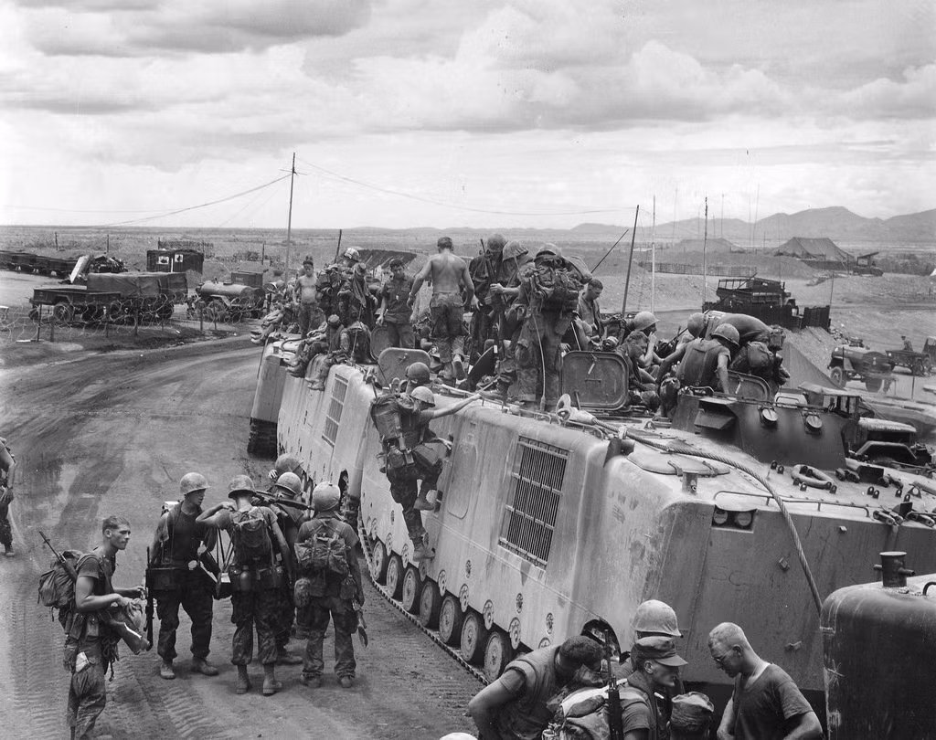 Một chiếc LVTP-5 có khối lượng lên tới 37,4 tấn, xe có chiều dài 9 mét, rộng 3,5 mét và cao tới 2,9 mét. Có thể thấy, kích thước của phương tiện này không khác gì một chiếc xe buýt thực thụ, chỉ có điều nó được bọc thép từ đầu đến chân và sử dụng bánh xích. Nguồn ảnh: Flickr.