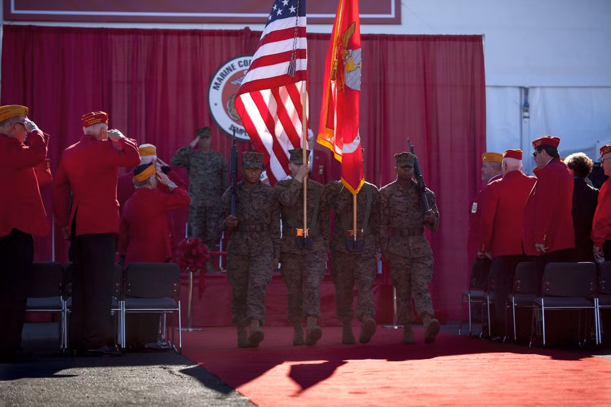 Lễ chào cờ được tổ chức trước khi khai mạc triển lãm. Đây là nghi thức truyền thống không thể thiếu đối với quân đội và Thủy quân lục chiến Mỹ. Ảnh: Business Insider