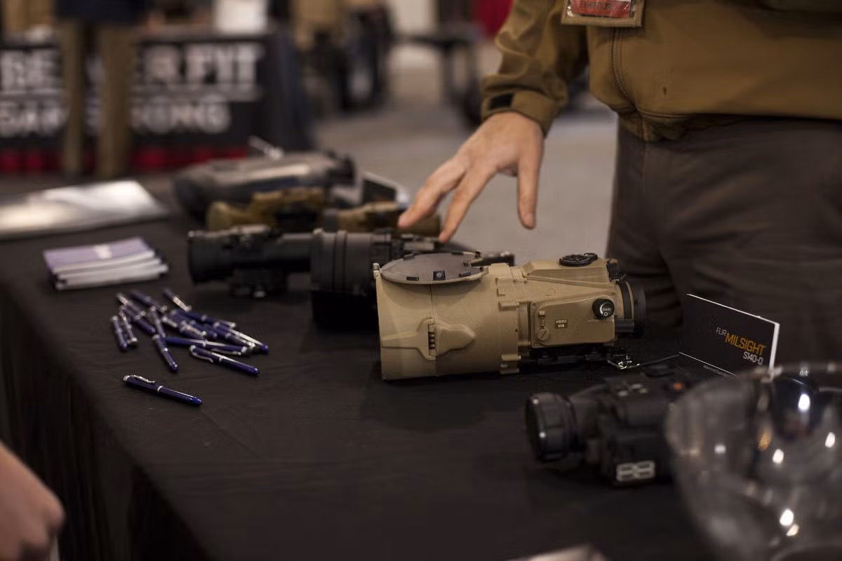 Các thiết bị quan sát và chỉ thị mục tiêu bằng công nghệ FLIR. Nó giúp các hoạt động trong bóng tối trở nên dễ dàng hơn. Ảnh: Business Insider