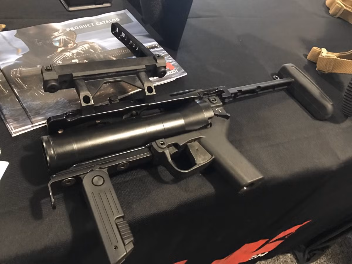 Súng phóng lựu cầm tay M320 cỡ nòng 40 mm. Nó có thể gấp gọn trong túi đựng phía trước, rất phù hợp với các lính đặc nhiệm. Ảnh: Business Insider