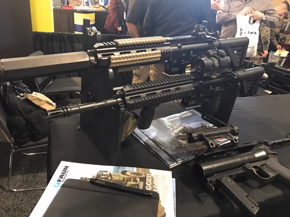 Mẫu súng trường tiến công HK416 do tập đoàn Heckler &amp; Koch, Đức chế tạo. Súng có thiết kế hiện đại cho phép tích hợp nhiều phụ kiện giúp nâng cao hiệu suất tác chiến. Ảnh: Business Insider