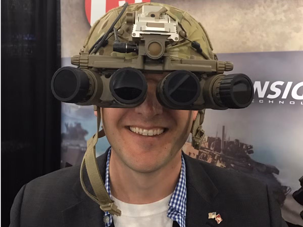 GPNVG có trường quan sát 97 độ theo chiều ngang cho phép người đội quan sát và nhắm mục tiêu trong điều kiện ánh sát yếu. Các ống nhòm đơn lẻ có thể tháo rời để sử dụng cầm tay khi cần thiết. Ảnh: Business Insider