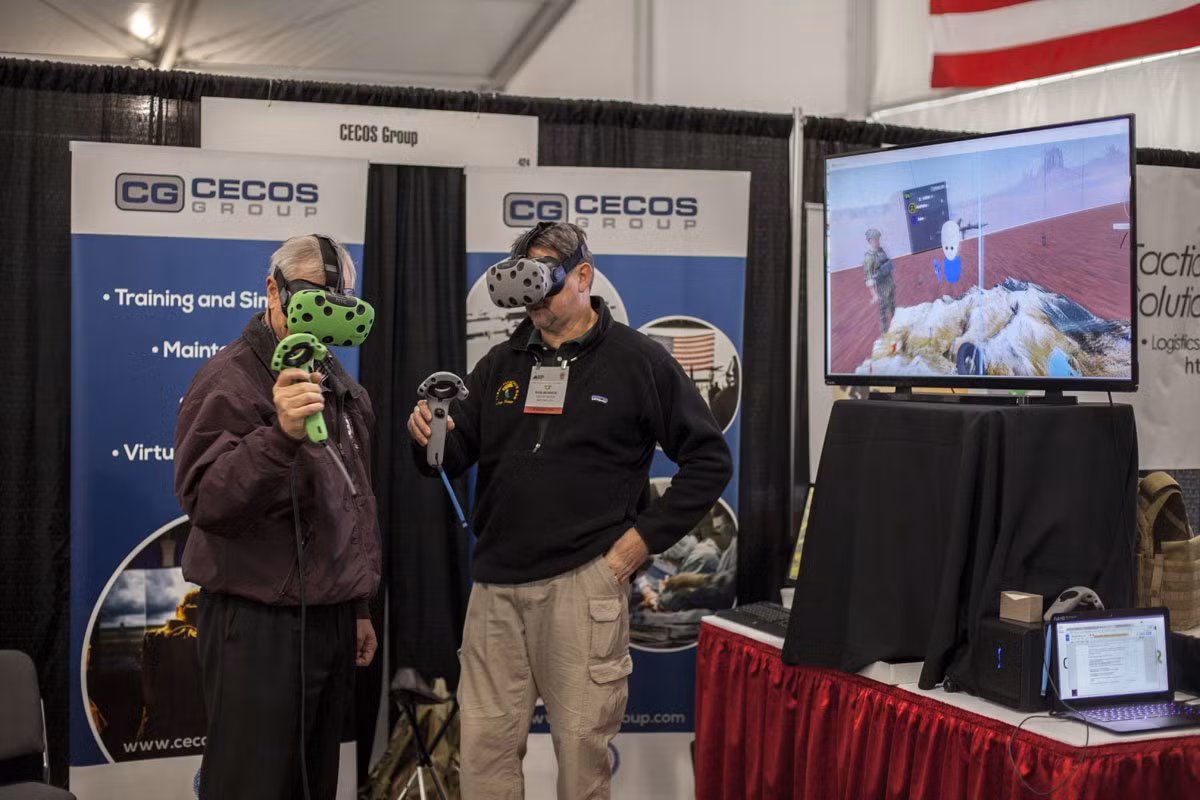 Thiết bị mô phỏng đào tạo bằng công nghệ kính thực tế ảo do tập đoàn CECOS phát triển. Công nghệ này giúp người lính tìm hiểu về nhiều loại vũ khí cũng như thao tác sử dụng trong môi trường chiến thuật sống động. Ảnh: Business Insider