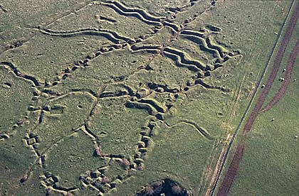Dù có phải nằm phơi mưa phơi nắng, những đoạn chiến hào này vẫn giữ được hình dáng ban đầu và nếu chẳng may ngay bây giờ châu Âu lại có một cuộc chiến tranh nữa thì những chiến hào này chắc chắn là hoàn toàn có thể sử dụng được. Nguồn ảnh: Culture.