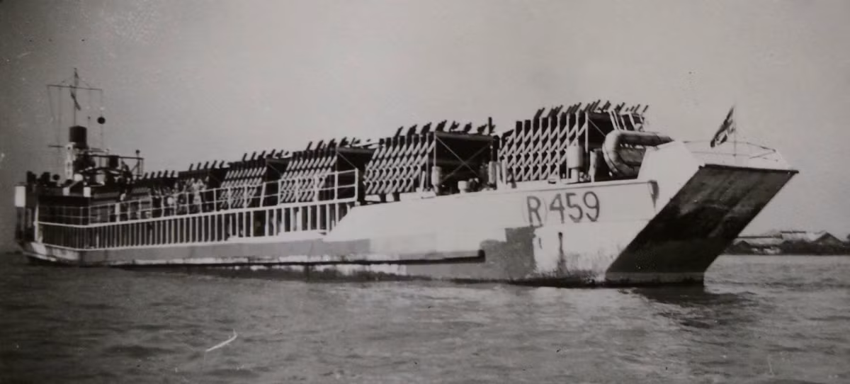 Với việc đặt hàng trăm ống phóng pháo phản lực lên trên chiếc xà lan này, mỗi khi chúng khai hỏa, hỏa lực bắn ra kèm theo tiếng rít cực kỳ quen thuộc của những dàn cachiusa sẽ được tái hiện lại một cách cực kỳ chân thực. Nguồn ảnh: Wiki.