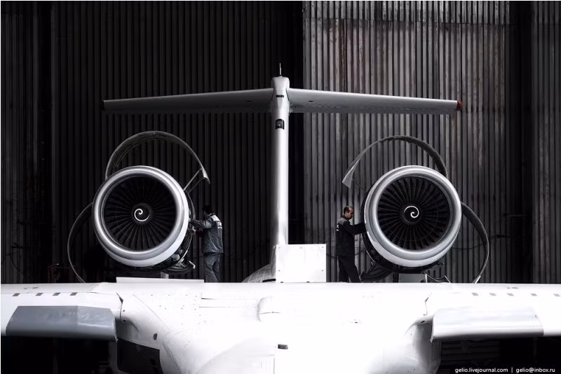 Be-200 được trang bị 2 động cơ phản lực D-436TP lắp phía trên cánh chính để phù hợp với hoạt động cất hạ cánh trên mặt nước. Ảnh: Gelio.livejournal