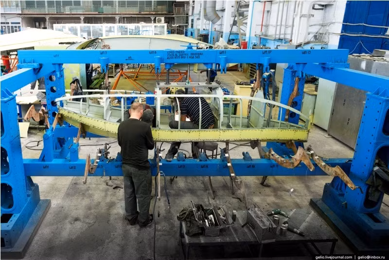 Các công nhân đang lắp ráp phần thân đáy của máy bay. Thủy phi cơ có khả năng hạ cánh trên mặt nước nên phần đáy đòi hỏi phải được gia cố để tăng khả năng chịu lực khi máy bay tiếp xúc với nước ở tốc độ cao. Ảnh: Gelio.livejournal