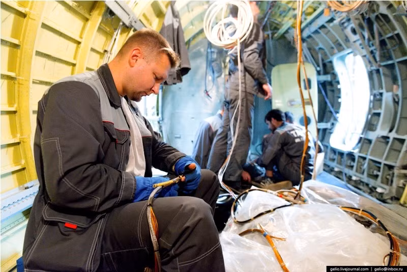 Các nhân viên kỹ thuật đang lắp ráp hệ thống điện tử bên trong máy bay. Tương tự như các máy bay khác, Be-200 cần rất nhiều dây điện để kết nối các hệ thống liên quan với nhau thành một mạng lưới thống nhất. Ảnh: Gelio.livejournal