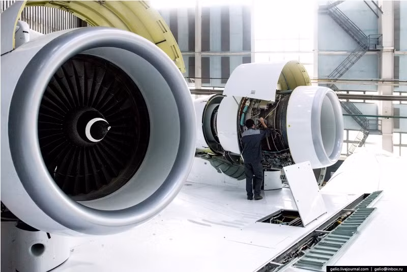 Động cơ D-436TP có lực đẩy 75 kN, tốc độ tối đa 700 km/h, tốc độ hành trình 550 km/h, tốc độ hạ cánh 200 km/h, cất cánh 220 km/h, phạm vi hoạt động 2.100 km. Ảnh: Gelio.livejournal