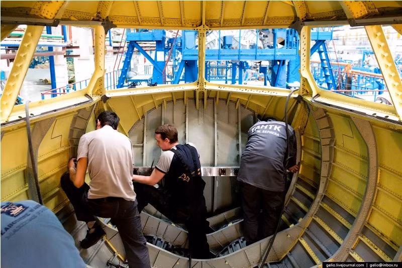 Ngoài ra, Be-200 cũng có thể cấu hình cho nhiệm vụ tuần tra chống ngầm. Máy bay được trang bị hệ thống điện tử hàng không hiện đại, hệ thống điều khiển bay "fly-by-wire", hệ thống dẫn đường vệ tinh, lái tự động, radar thời tiết. Ảnh: Gelio.livejournal