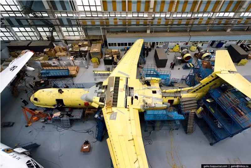 Các bộ phận chính bên ngoài của máy bay đã cơ bản được hoàn thành. Thân máy bay được chế tạo bằng hợp kim nhôm có khả năng chống ăn mòn. Ảnh: Gelio.livejournal