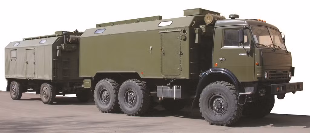Hệ thống này có tính cơ động cao khi được đặt trên khung gầm ô tô KAMAZ-43114 với khoang chứa K-4310 và một trạm phát điện, được lắp đặt trên khung gầm rơ-mooc SMZ-782B. Cách bố trí như vậy đảm bảo lắp đặt toàn bộ hệ thống, máy móc, thiệt bị, phụ tùng lên một xe chuyên chở duy nhất. Nguồn ảnh: 106eomz.ru
