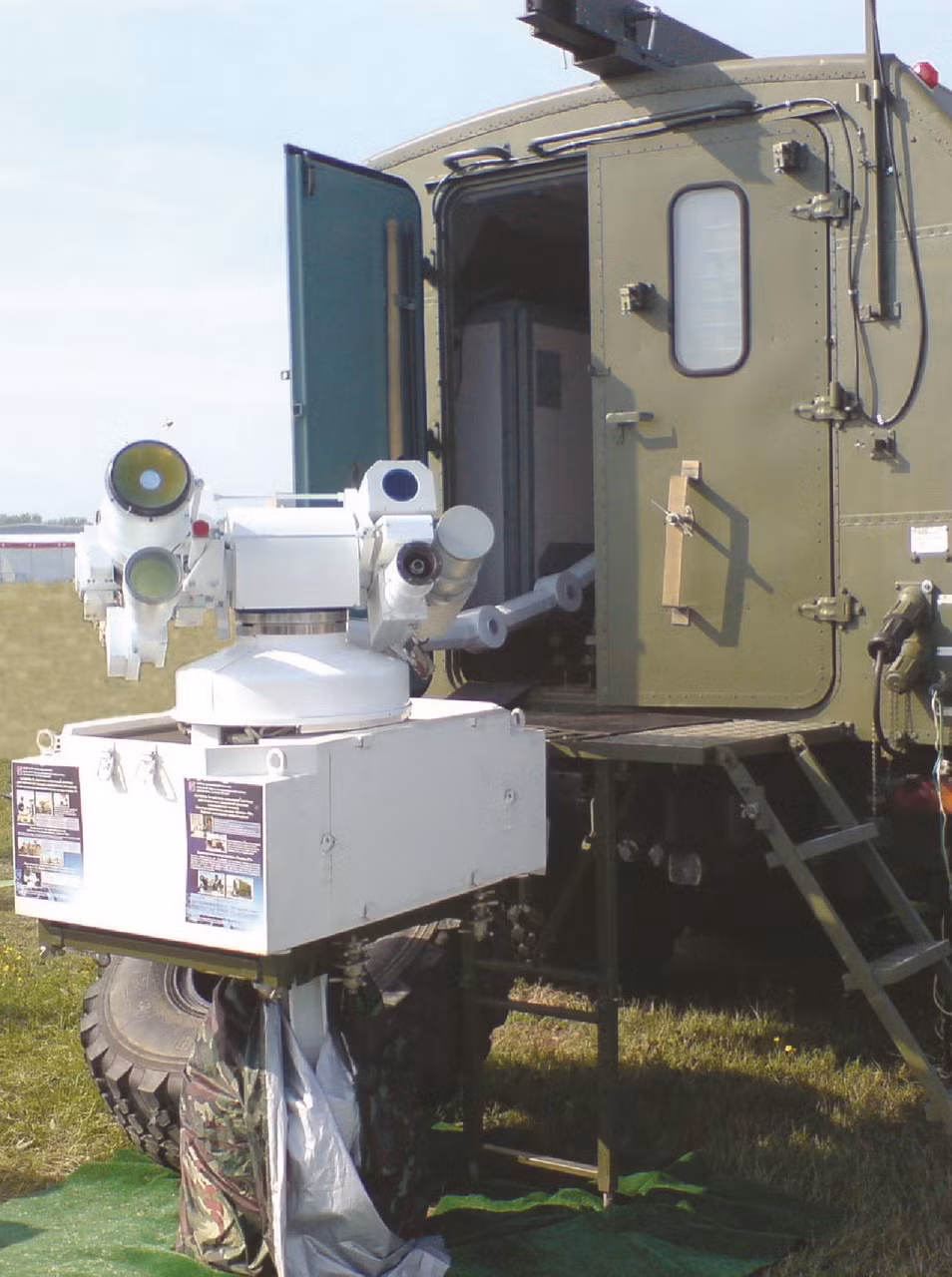 Đồng thời đảm bảo đầy đủ điều kiện và khả năng sẵn sàng hoạt động cũng như bảo quản lâu dài hệ thống. Đồng thời tạo sự thoải mái an toàn cho kíp vận hành trong quá trình hoạt động đo đạc theo dõi các vụ thử nghiệm. Hệ thống được cung cấp bởi nguồn điện 3 pha 380/220 V, 50Hz. Nguồn ảnh: 106eomz.ru