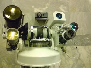 Cùng với đó là ghi lại các pha giai đoạn bay khi thử nghiệm các tên lửa và các thiết bị hàng không. Hệ thống thống quang-điện di động “Sazhen-TA” cho phép xác định các thông số chuyển động tên lửa với chuẩn tối thiểu về kỹ thuật khu vực làm việc. Nguồn ảnh: ifmo.ru