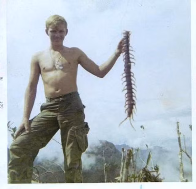 Nhiều binh lính Mỹ tham chiến ở Việt Nam với tuổi đời còn rất trẻ hoàn toàn không có bất cứ khái niệm nào về một "khu rừng nhiệt đới" và cơn ác mộng về một khu rừng nhiệt đới của họ chỉ thực sự bắt đầu trong cuộc chiến tranh Việt Nam này. Ảnh: Binh lính Mỹ cùng một con rết khổng lồ dài khoảng 80 cm trong rừng Trường Sơn. Nguồn ảnh: Space.