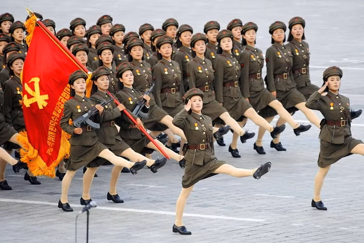 Các nữ quân nhân Triều Tiên thường nằm trong những lực lượng đặc biệt và chuyên thực hiện những nhiệm vụ đặc biệt như bảo vệ các yếu nhân là nữ giới, các nhiệm vụ tình báo, phản gián. Nguồn ảnh: Sina.