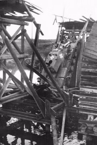 Có lẽ phía Đức sau khi chiếm được "chiến lợi phẩm" này cũng không rõ "cân nặng" của nó là bao nhiêu nên đã liều mạng cho chiếc xe tăng này vượt qua một cây cầu gỗ có kết cấu khá lỏng lẻo và thảm họa đã xảy ra. Nguồn ảnh: Warhistory.