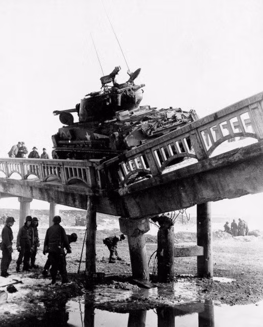 Những cây cầu ở châu Âu trong Chiến tranh thế giới hai thường có khả năng chịu tải không cao, chúng dễ dàng bị "gục ngã" khi phải chịu sức nặng vài chục tấn của những chiếc xe tăng. Nguồn ảnh: Warhistory.