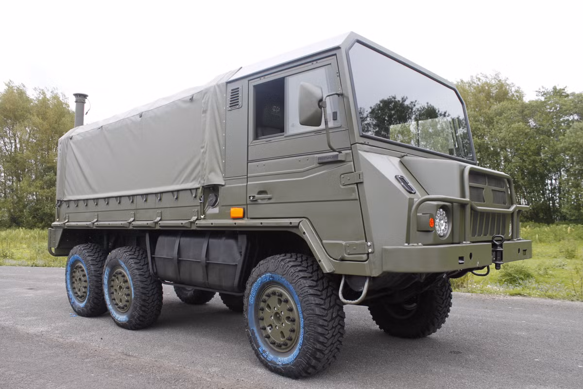 Pinzgauzer có thể cấu hình cho nhiệm vụ chở quân, hàng hóa, trạm thông tin lưu động, xe cứu thương, một số phiên bản có thể lắp pháo 20 mm. Xe được trang bị động cơ diesel công suất 87 mã lực, tốc độ tối đa 110 km/h. Ảnh: Military Today.