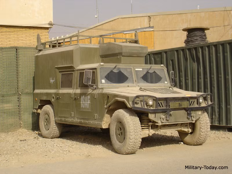 Uro có chiều dài 5,5 m, rộng 2,18 m, cao 1,9 m, trọng lượng chiến đấu 3,5 tấn. Xe có thể chở theo 1,5-2,5 tấn hàng hóa. Xe có thể lắp súng máy, súng phóng lựu, tên lửa chống tăng, cối 81 mm, tên lửa phòng không tầm thấp. Uro lắp động cơ công suất 188 mã lực, tốc độ tối đa 135 km/h. Ảnh: Military Today.