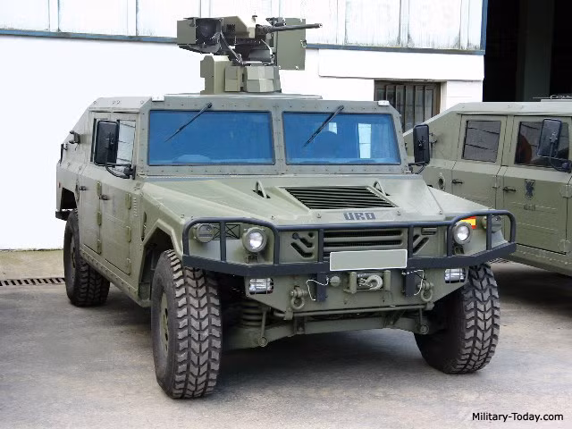 Uro VAMTAC, Tây Ban Nha có thiết kế khá giống Humvee của Mỹ. Đây cũng là mẫu xe thiết giáp đa năng có thể cấu hình cho nhiều nhiệm vụ khác nhau. Xe bắt đầu phục vụ trong quân đội Italy từ năm 1998 và xuất khẩu cho một số quốc gia khác. Ảnh: Military Today.
