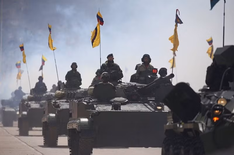Đoàn diễu binh gồm các phương tiện chiến đấu hiện đại nhất trong biên chế quân đội nước này. Ảnh xe chiến đấu bộ binh BMP-3. Theo một số nguồn tin, quân đội Venezuela có khoảng 130 chiếc loại này. Ảnh: Dambiev.livejournal
