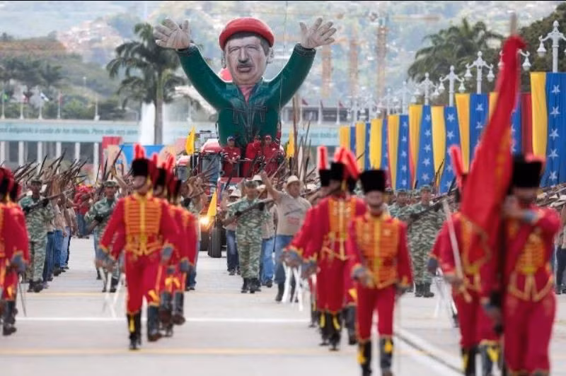 Hình nộm cố Tổng thống Hugo Chavez, người có công lớn trong việc đưa Venezuela trở thành thiên đường dầu mỏ ở Mỹ Latin. Tuy nhiên, hiện nay quốc gia này đang đối mặt với tình trạng siêu lạm phát, nền kinh tế suy thoái và khủng hoảng nghiêm trọng. Ảnh: Dambiev.livejournal