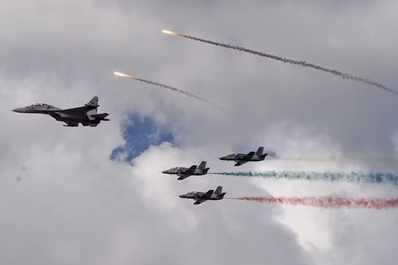 Tiêm kích Su-30MK dẫn đầu đội hình bay biểu diễn, phía sau là máy bay huấn luyện phản lực K-8 nhập khẩu từ Trung Quốc. Ảnh: Dambiev.livejournal