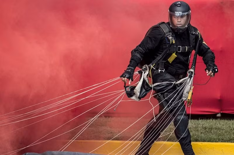 Một binh sĩ tiếp đất sau khi nhảy dù chào mừng lễ kỷ niệm. Theo đánh giá của các chuyên gia quân sự, quân đội Venezuela có sức mạnh thứ 2 khu vực Mỹ Latin. Ảnh: Dambiev.livejournal