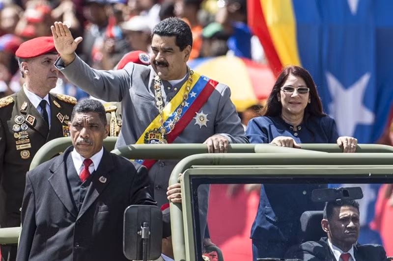 Tổng thống Venezuela, Nicolas Maduro và phu nhân dẫn đầu đoàn diễu binh trong lễ kỷ niệm. Ông vẫy tay chào các công dân Venezuela. Ảnh: Dambiev.livejournal