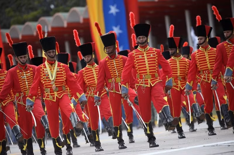 Đội nghi lễ với trang phục truyền thống của quân đội Venezuela. Ảnh: Dambiev.livejournal