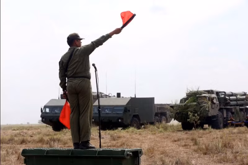 Một sĩ quan điều hướng cho các xe mang phóng của hệ thống pháo phản lực bắn loạt BM-30 Smerch vào vị trí tập kết. Quân đội Venezuela có khoảng 25 xe phóng loại này. Ảnh: Dambiev.livejournal