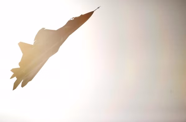 Ngoài ra, Su-57 còn được trang bị hệ thống tìm kiếm và chỉ thị mục tiêu hồng ngoại, hệ thống chiến tranh điện tử tiên tiến cho phép áp chế các biện pháp chiến tranh điện tử của đối phương. Ảnh: RG.