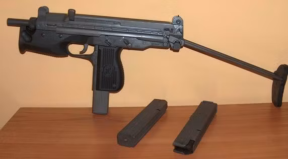 PM-84 được thiết kế là vũ khí cá nhân tiêu chuẩn dành cho phi công máy bay chiến đấu, lính tăng, lính trinh sát, lính đặc nhiệm cũng như các đơn vị cảnh sát thực thi pháp luật. Nguồn ảnh: opisybroni