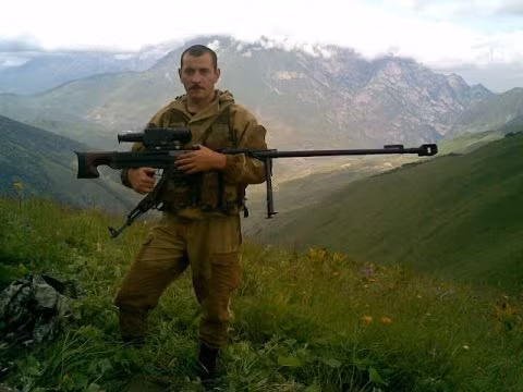 Súng có chân chống có thể gập lại khi di chuyển, chụp bù giật đầu nòng lớn cho phép giảm độ giật đáng kể do cỡ đạn 12,7mm gây nên. Nguồn ảnh: Youtobe