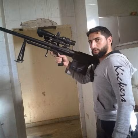 Trong hình là một xạ thủ đang cầm khẩu KSVK để sẵn sàng khai hỏa vào đối phương tại chiến trường Syria hiện tại. Nguồn ảnh: Oryx Blog