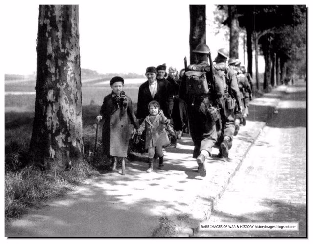 Dòng người tị nạn Pháp rời khỏi vùng chiến sự, những người lính Anh đang đi ngược lại vào vùng chiến sự để đối đầu với cơn sóng Blitzkrieg-tên của chiến thuật chọc sâu thần tốc chớp nhoáng của phát xít Đức. Nguồn ảnh: Historyimg.