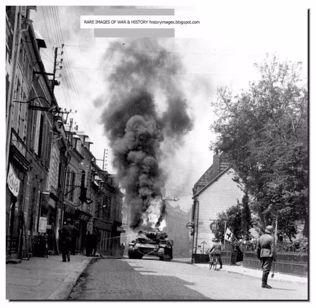 Một chiếc xe tăng Đức bị tiêu diệt trên đường phố Pháp. Khi tiến quân qua các thành phố, lực lượng Đức dễ bị tổn thương hơn do ở trong môi trường đô thị, hỏa lực áp đảo của các lực lượng thiết giáp Đức tỏ ra khá vô dụng. Nguồn ảnh: Historyimg.