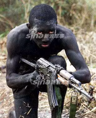 Một chiến binh châu Phi với trang bị khi chiến đấu chỉ duy nhất có một khẩu súng và chiếc quân đùi. Nguồn ảnh: Sina.