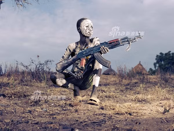 Qua hàng trăm năm, cuộc chiến giữa gậy gộc đã "lên đời" thành cuộc chiến giữa súng ống, lựu đạn. Duy nhất chỉ có mối hận thù là chưa hề được hóa giải. Những chiến binh da màu này vốn có bản tính cực kỳ hoang dã, chiến đấu hoàn toàn theo bản năng là mối nguy hại rất lớn cho ai đó đi lạc vào các khu vực đang xảy ra chiến sự này. Nguồn ảnh: Sina.