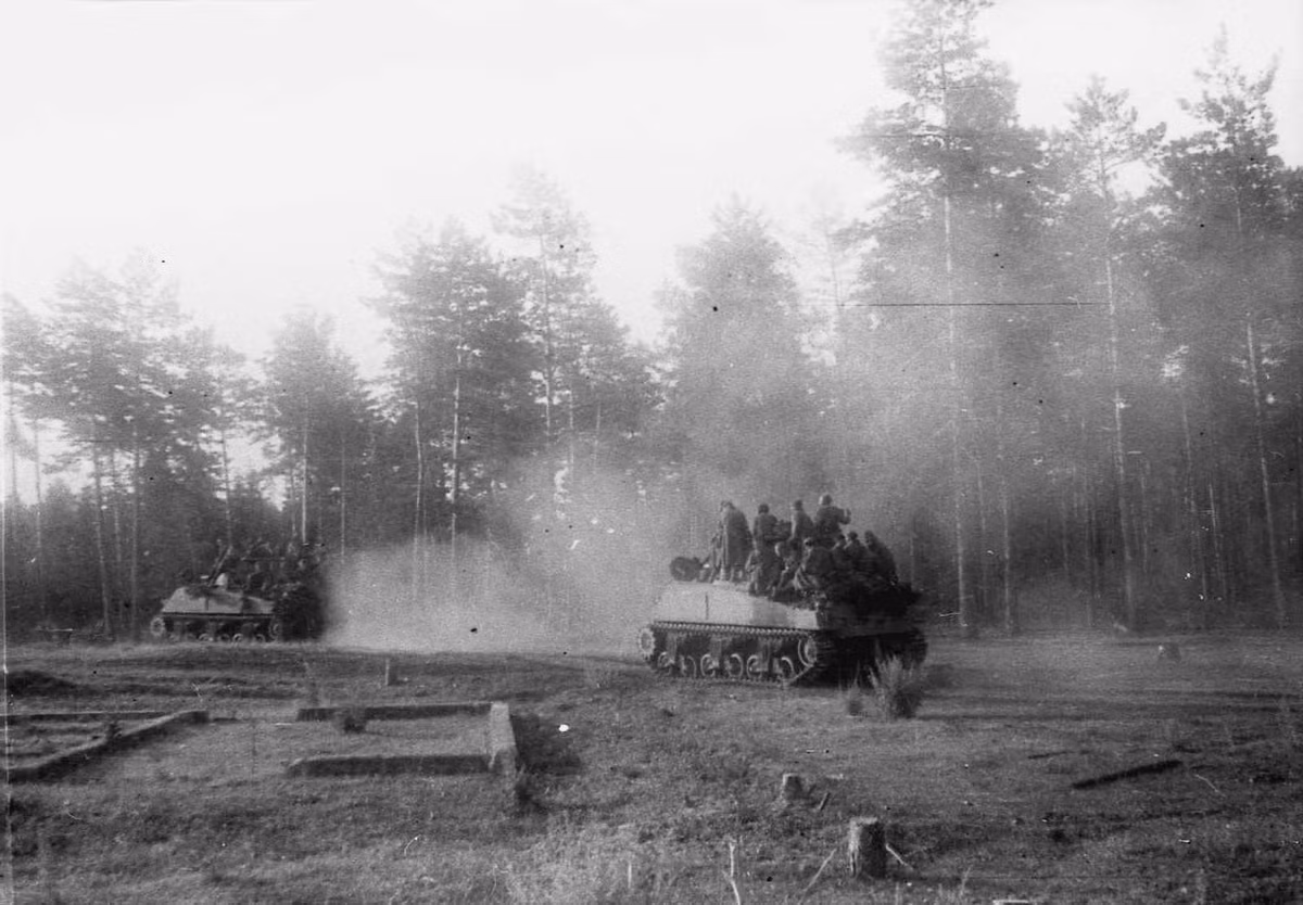 Xe tăng M4 còn khiến các binh lính lái xe tăng Liên Xô thích thú bởi bộ phận chân côn của chiếc xe tăng này còn được gắn thêm trợ lực, người lính có thể sang số một cách dễ dàng mà không phải "vật lộn" với chân côn mỗi lần sang số như với chiếc T-34 vốn không hề có hệ thống trợ lực. Nguồn ảnh: Aix.