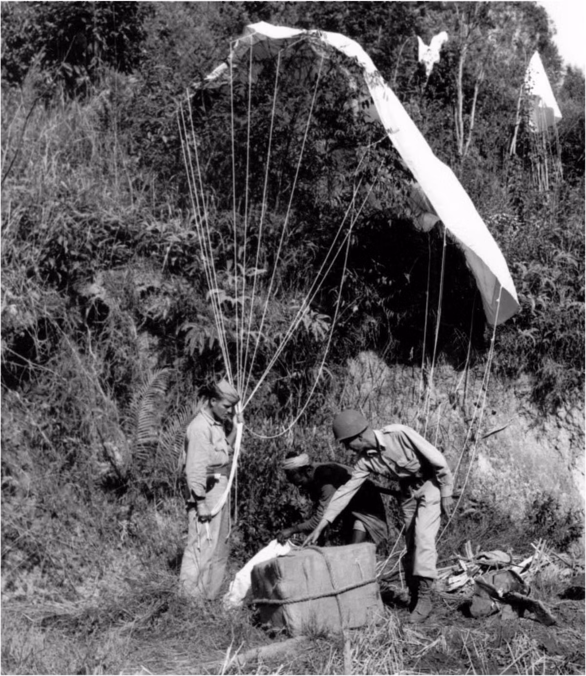 Hàng hóa được đưa đến mặt trận bằng mọi phương tiện, tuy nhiên phần khó khăn nhất chính là khi những tàu hàng tiếp tế này di chuyển qua Đại Tây Dương để đến nước Anh. Nguồn ảnh: Ibiblo.