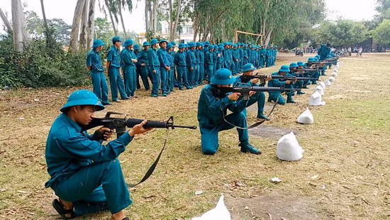 Nguồn gốc của những khẩu súng trường M16 đang sử dụng bởi lực lượng dân quân tự vệ đều là những khẩu súng trước đây được sử dụng bởi quân đội Sài Gòn. Sau chiến tranh, số lượng vũ khí này được thu giữ và biên chế cho phòng tuyến phía sau. Nguồn ảnh: Báo Bình Định