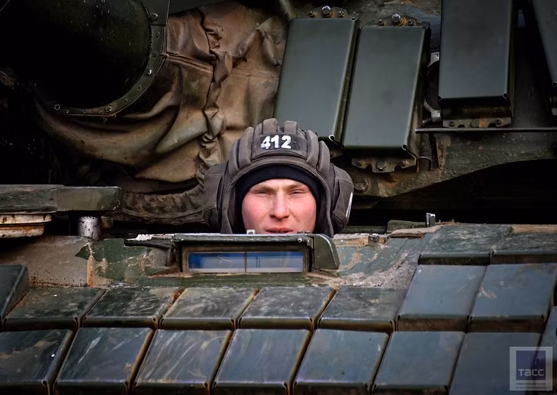 Chiến sĩ lái xe T-72B1 tập trung trước giờ thi đấu. Nguồn ảnh: TASS