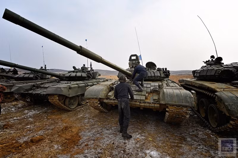 Tham gia thi tài không chỉ có các xe tăng T-72B3 mới mà còn T-72B1 cũ hơn. Nguồn ảnh: TASS