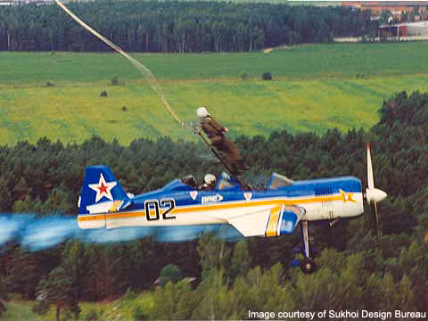 Ngoài ra, cũng có một vài phiên bản cải tiến của dòng Sukhoi Su-26 nhào lộn được quân đội sử dụng chuyên vào nhiệm vụ tập huấn, thử nghiệm nhảy dù thoát hiểm. Những chiếc Su-26 này được cải biên với hai ghế lái, một ghế có khả năng phóng thoát hiểm chuyên để huấn luyện phi công hoặc để thử nghiệm các loại ghế phóng thoát hiểm đời mới. Nguồn ảnh: Aerospace.