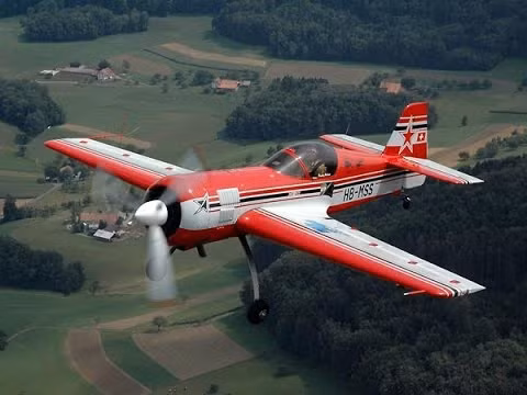 Máy bay nhào lộn Su-26 cũng không có khả năng gập càng "cất đi" như những chiếc máy bay hiện đại khác cùng thời, hai càng trước máy bay sẽ luôn ở tư thế mở ngay cả khi máy bay đang nhào lộn trên không. Nguồn ảnh: Youtube.