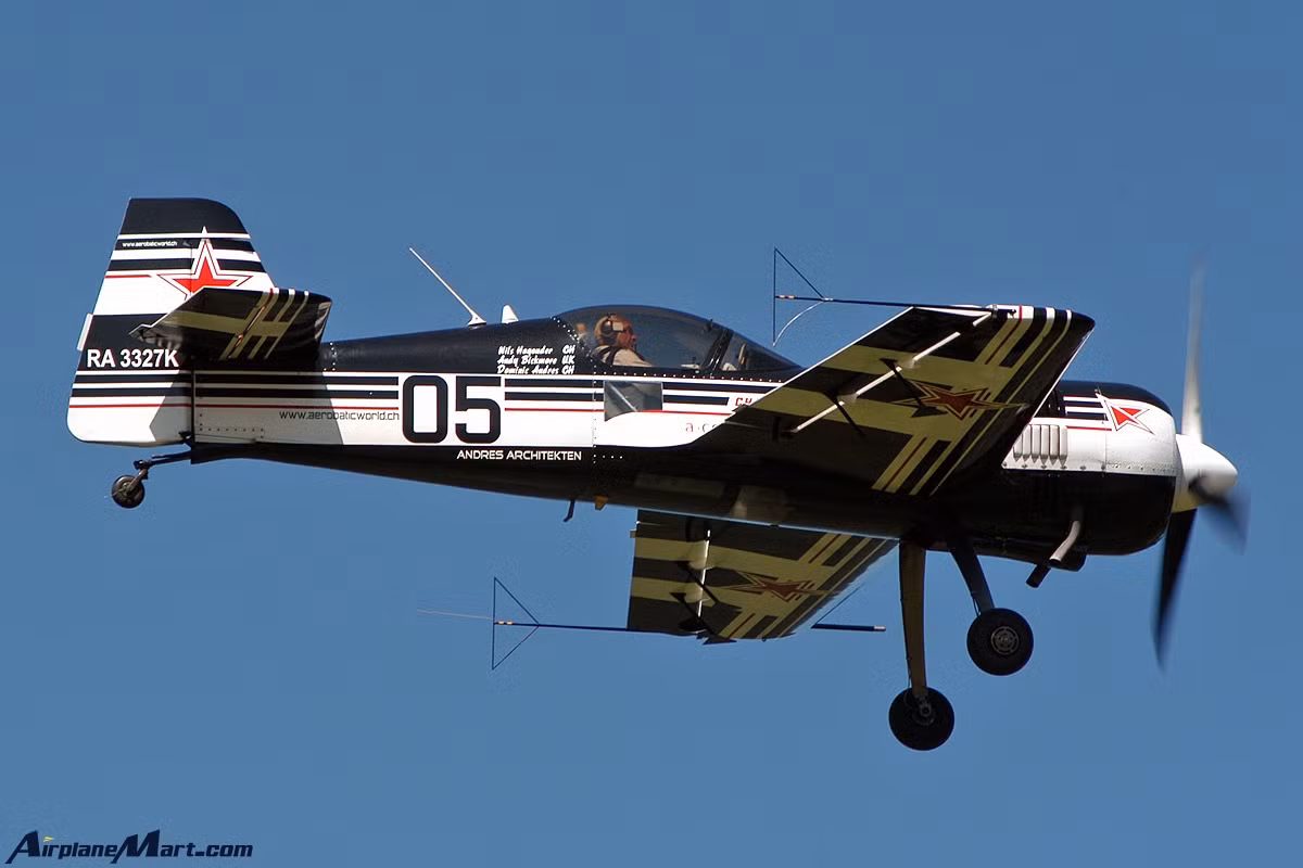 Tốc độ hành trình của chiếc máy bay nhào lộn này vào khoảng 295 km/h, tầm bay đạt 800 km, trần bay chỉ 4000 mét và có tốc độ leo tối đa khoảng 18m/s. Nguồn ảnh: Pinterest.