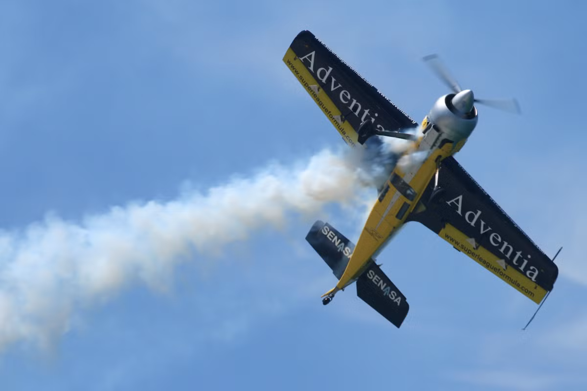 Mặc dù được thiết kế rất mỏng manh với trọng lượng nhẹ hơn cả một chiếc xe hơi, tuy nhiên khả năng chịu lực của chiếc máy bay thể thao này là cực kỳ đáng nể, nó có thể chịu được lực vặn xoắn từ -10g đến +12g, điều đấy đồng nghĩa với việc chiếc máy bay này có thể thao diễn nhào lộn được những động tác cực kỳ khó trên không một cách đơn giản. Nguồn ảnh: Wiki.